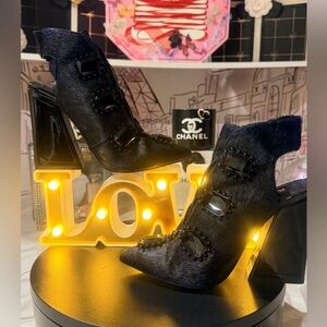 GUC 🧚♀️❤️
Pony hair pump with jewel accents.